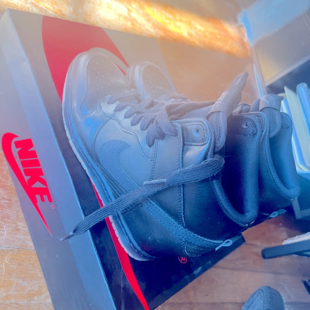 NIKE Sky High black